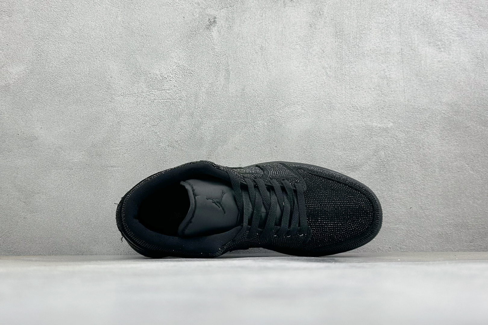 暗夜满钻 奢华出圈 AIR JORDAN 1，整鞋满铺精致闪钻面料，暗光下自带细腻光泽，纯黑哑光Swoosh勾简约大气，