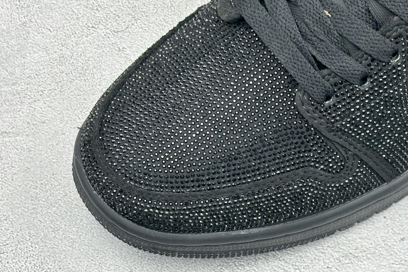 暗夜满钻 奢华出圈 AIR JORDAN 1，整鞋满铺精致闪钻面料，暗光下自带细腻光泽，纯黑哑光Swoosh勾简约大气，