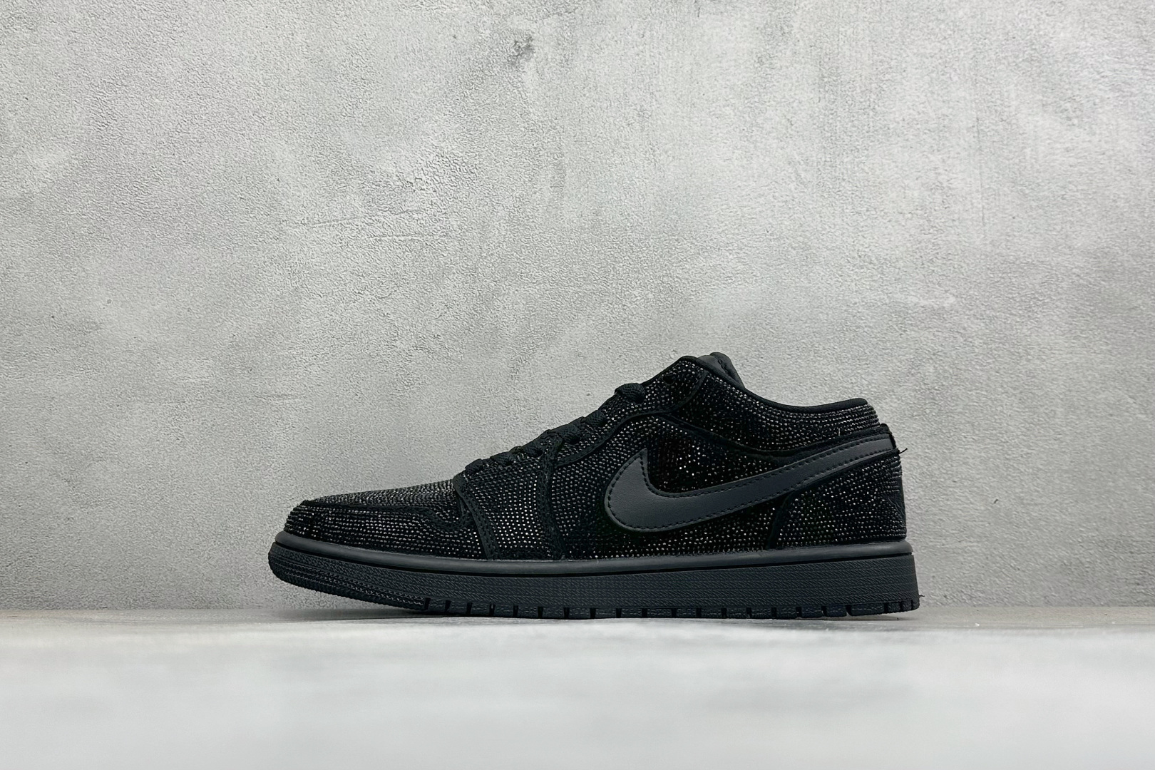 暗夜满钻 奢华出圈 AIR JORDAN 1，整鞋满铺精致闪钻面料，暗光下自带细腻光泽，纯黑哑光Swoosh勾简约大气，