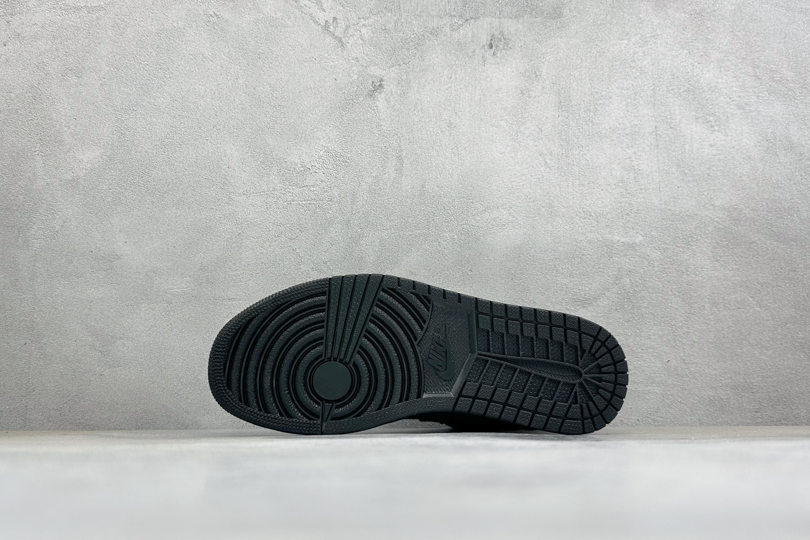 暗夜满钻 奢华出圈 AIR JORDAN 1，整鞋满铺精致闪钻面料，暗光下自带细腻光泽，纯黑哑光Swoosh勾简约大气，