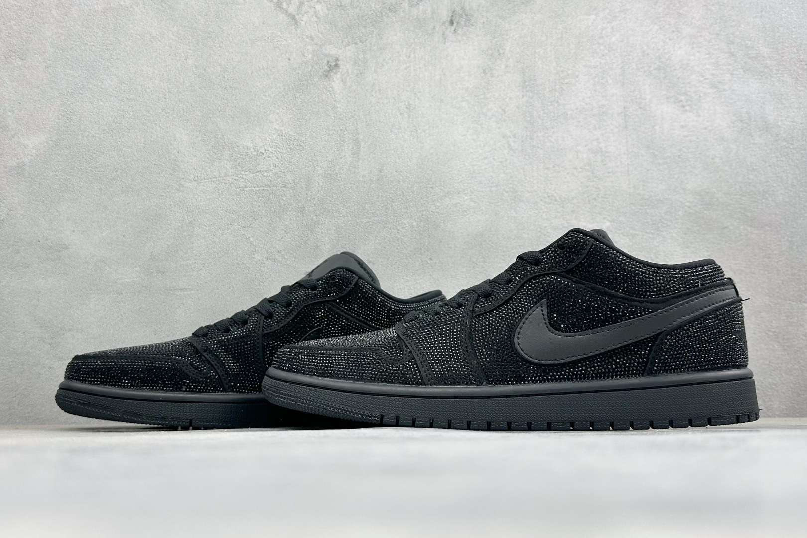 暗夜满钻 奢华出圈 AIR JORDAN 1，整鞋满铺精致闪钻面料，暗光下自带细腻光泽，纯黑哑光Swoosh勾简约大气，