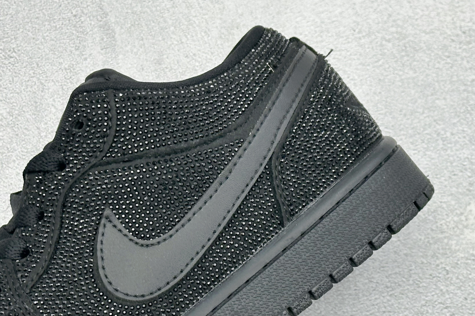 暗夜满钻 奢华出圈 AIR JORDAN 1，整鞋满铺精致闪钻面料，暗光下自带细腻光泽，纯黑哑光Swoosh勾简约大气，