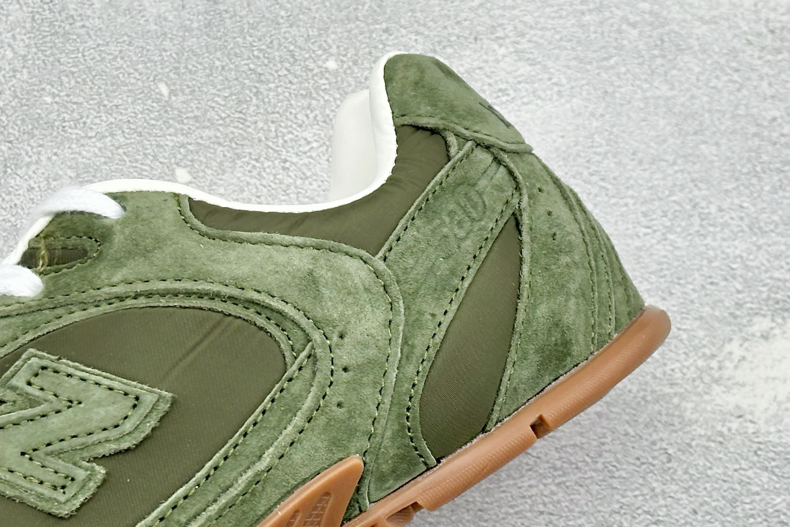 J版 Miu Miu x New Balance联名款运动鞋 New Balance 530 学院风 联名款只保留了旧版