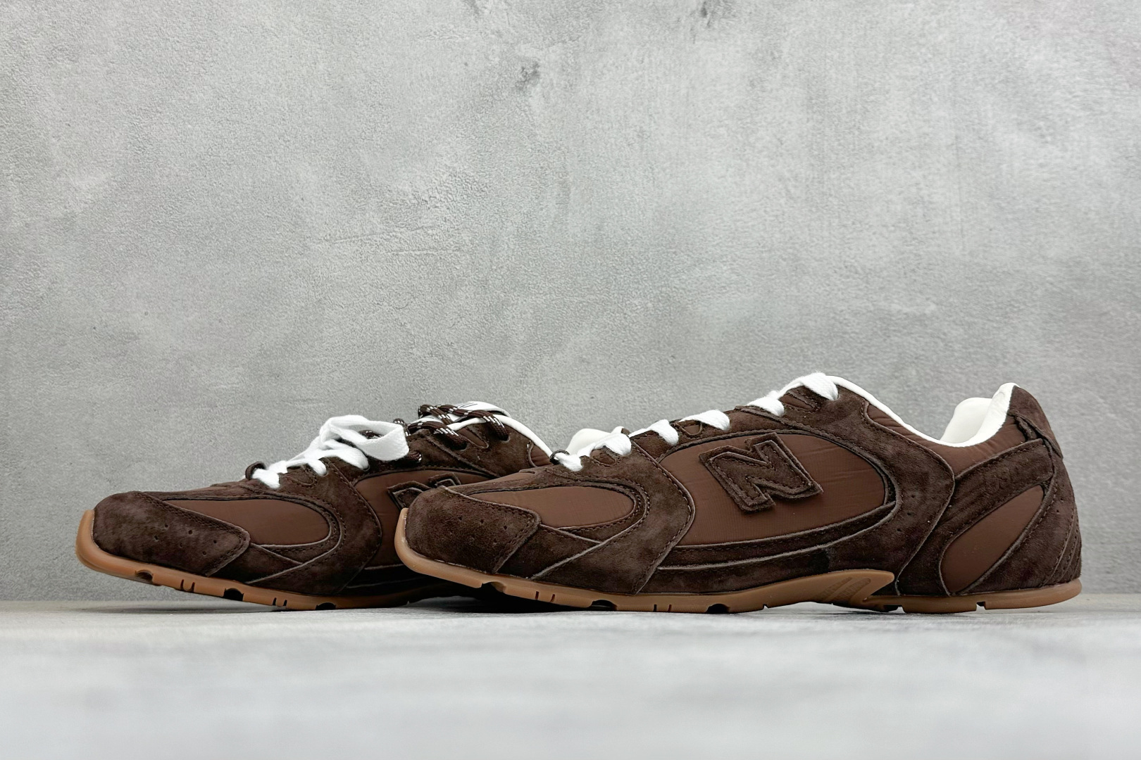 J版 Miu Miu x New Balance联名款运动鞋 New Balance 530 学院风 联名款只保留了旧版 J版 Miu Miu x New Balance联名款运动鞋 New Balance 530 学院风 联名款只保留了旧版