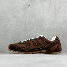J版 Miu Miu x New Balance联名款运动鞋 New Balance 530 学院风 联名款只保留了旧版 J版 Miu Miu x New Balance联名款运动鞋 New Balance 530 学院风 联名款只保留了旧版