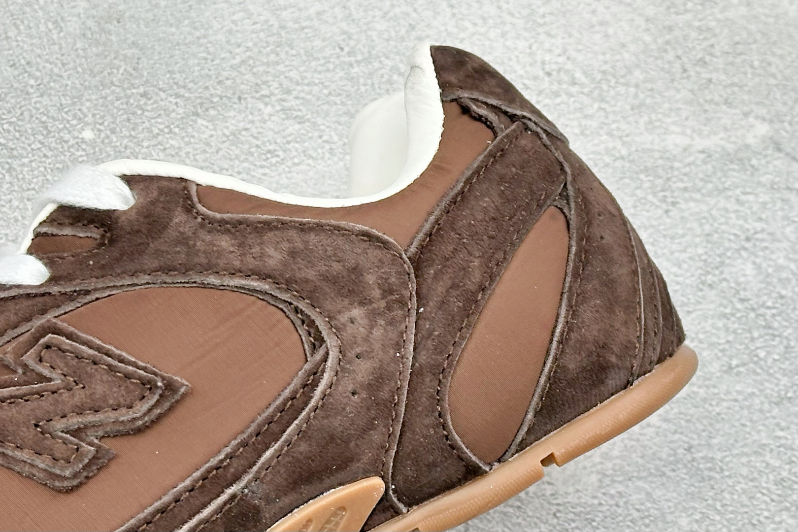 J版 Miu Miu x New Balance联名款运动鞋 New Balance 530 学院风 联名款只保留了旧版 J版 Miu Miu x New Balance联名款运动鞋 New Balance 530 学院风 联名款只保留了旧版