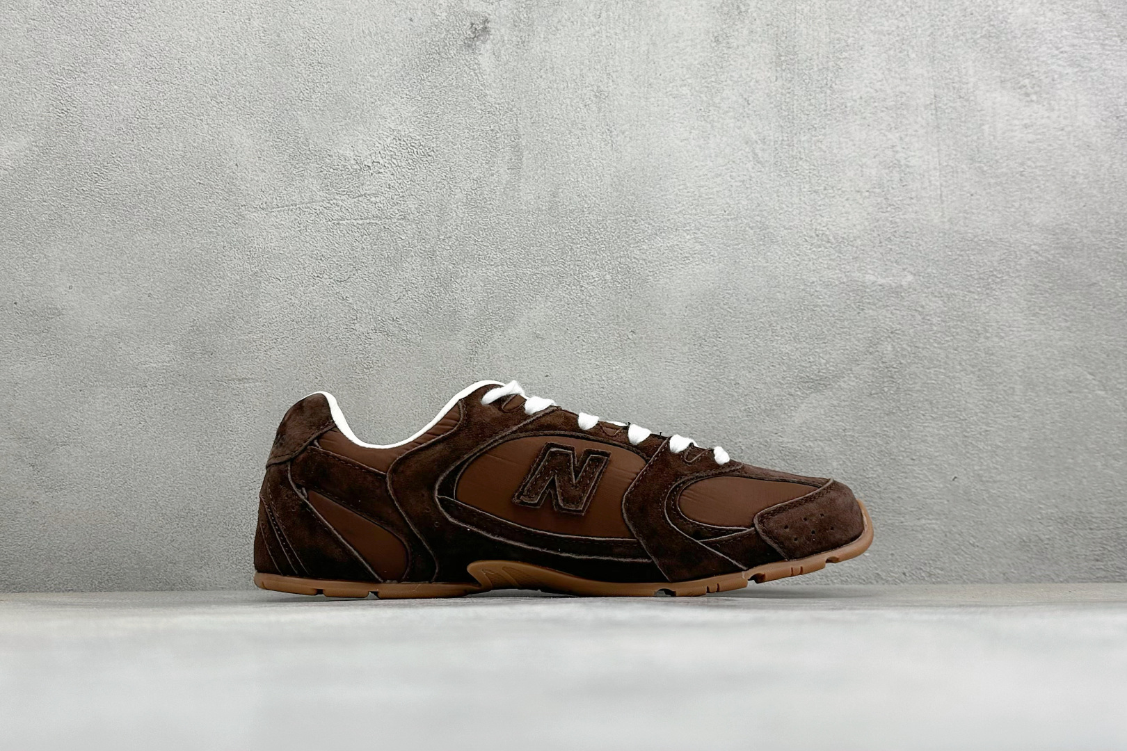 J版 Miu Miu x New Balance联名款运动鞋 New Balance 530 学院风 联名款只保留了旧版 J版 Miu Miu x New Balance联名款运动鞋 New Balance 530 学院风 联名款只保留了旧版