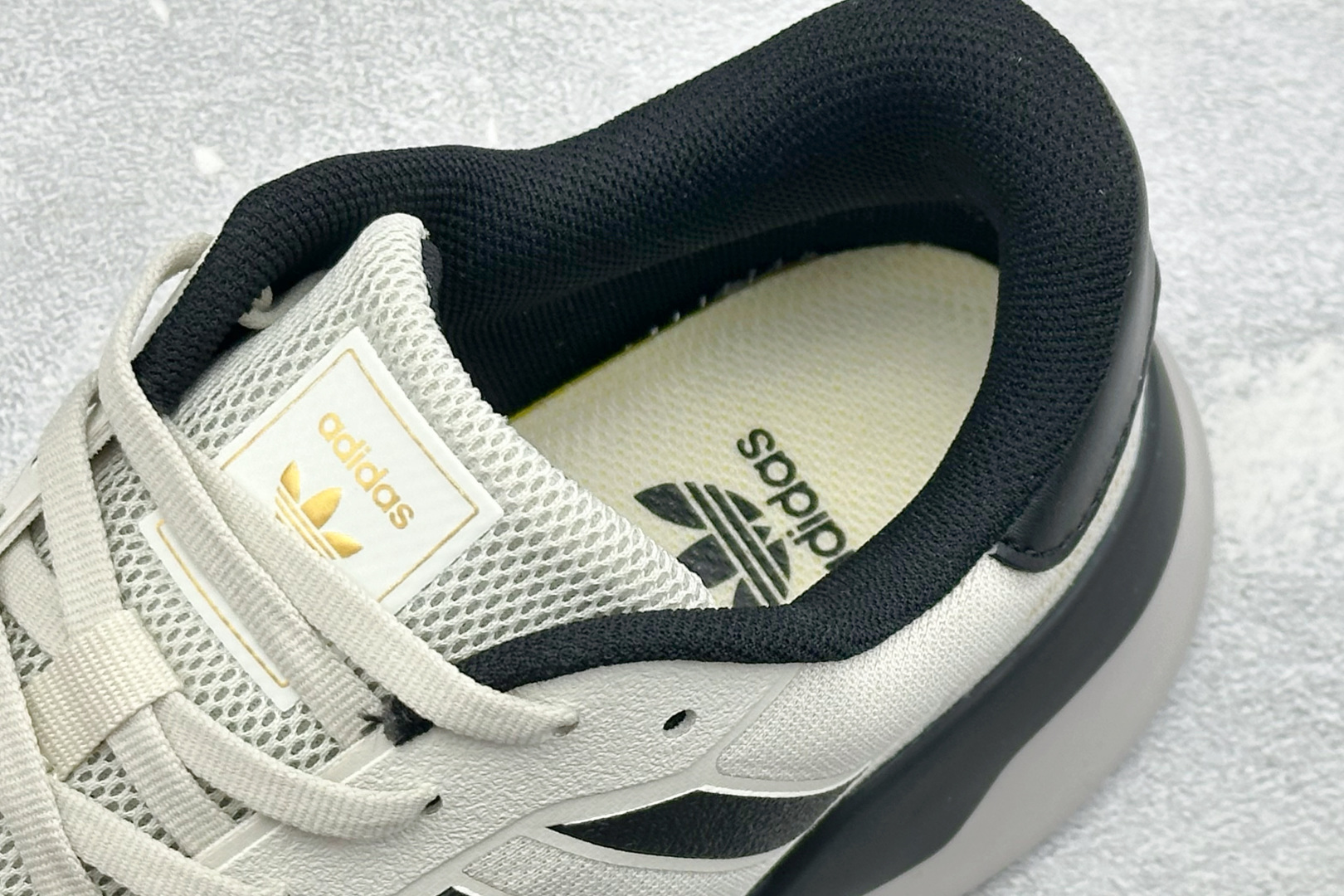 AD TUBULAR SHADOW 百搭舒适 减震耐磨 低帮运动跑鞋 货号：EG4956 尺码：39-45 