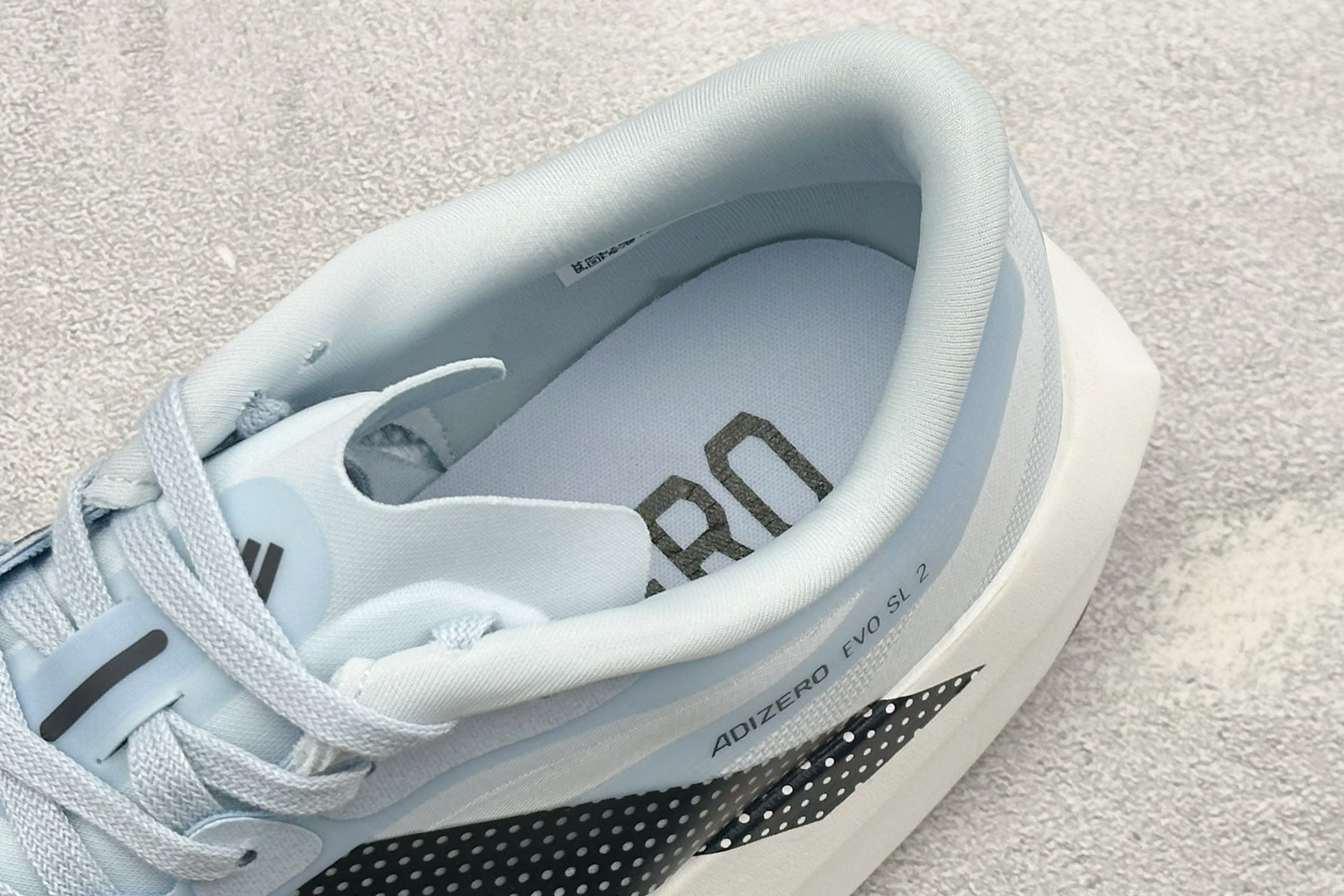 TY版AD ADIZERO EVO SL 2 阿迪超轻透气缓震跑鞋 以令人难以置信的138克重量，刷新了跑鞋轻量化的记录