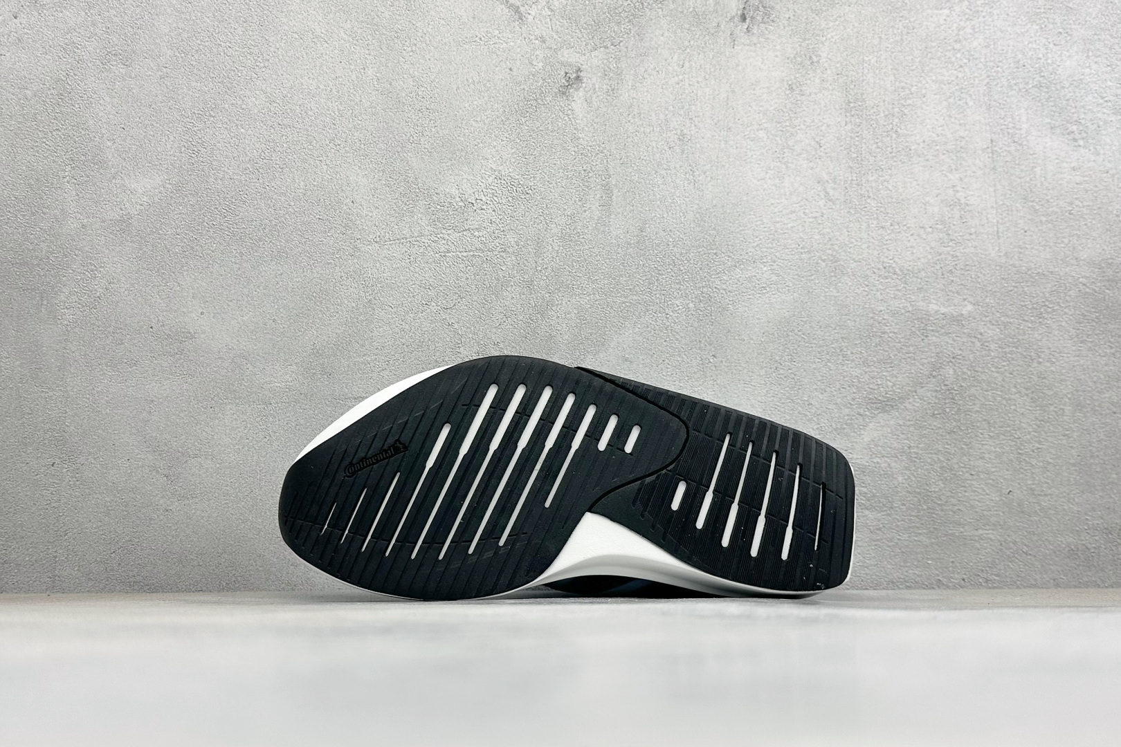 TY版AD ADIZERO EVO SL 2 阿迪超轻透气缓震跑鞋 以令人难以置信的138克重量，刷新了跑鞋轻量化的记录