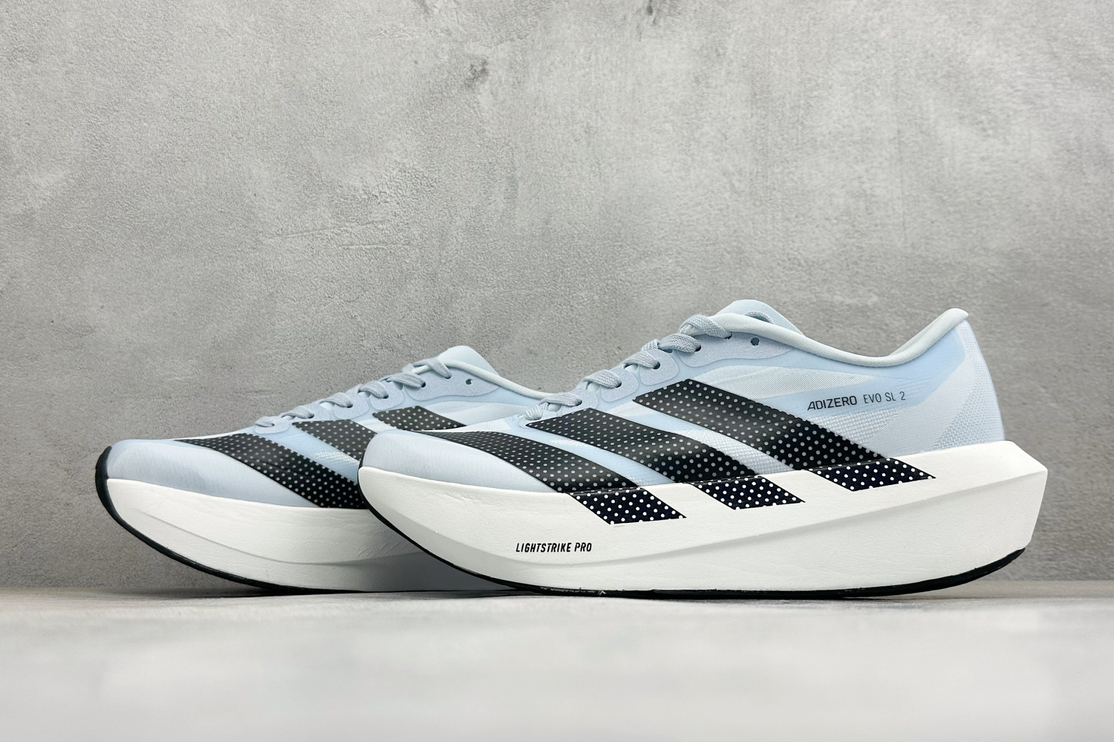 TY版AD ADIZERO EVO SL 2 阿迪超轻透气缓震跑鞋 以令人难以置信的138克重量，刷新了跑鞋轻量化的记录