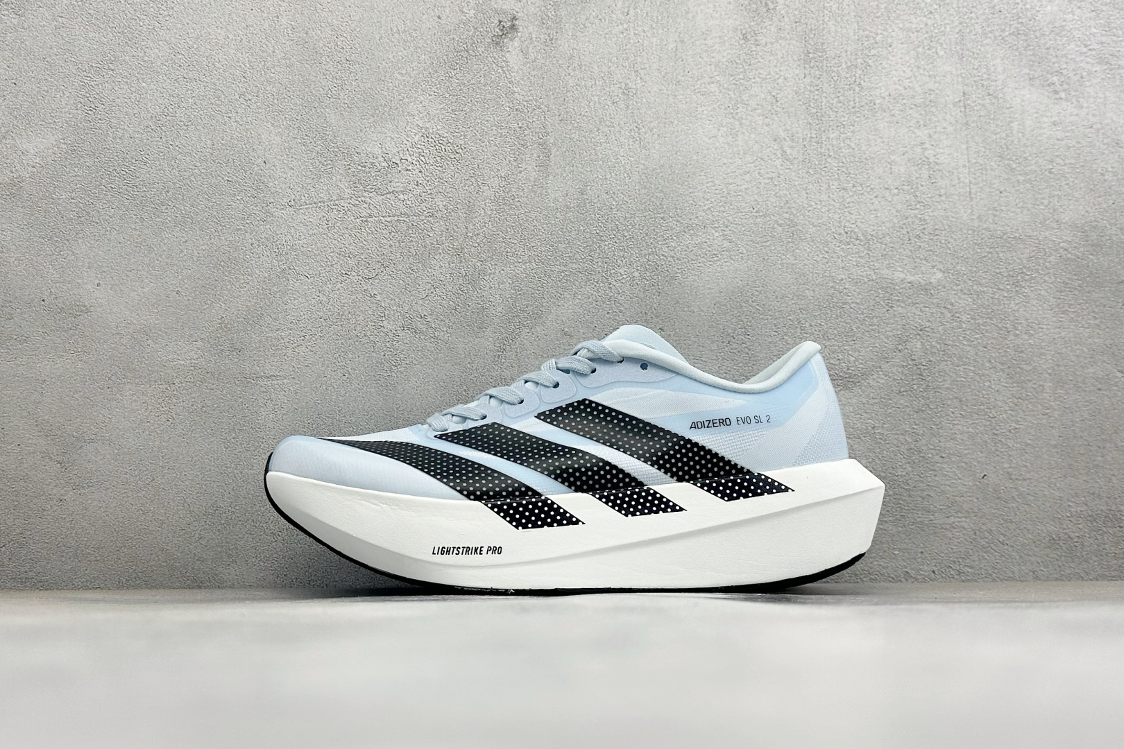 TY版AD ADIZERO EVO SL 2 阿迪超轻透气缓震跑鞋 以令人难以置信的138克重量，刷新了跑鞋轻量化的记录