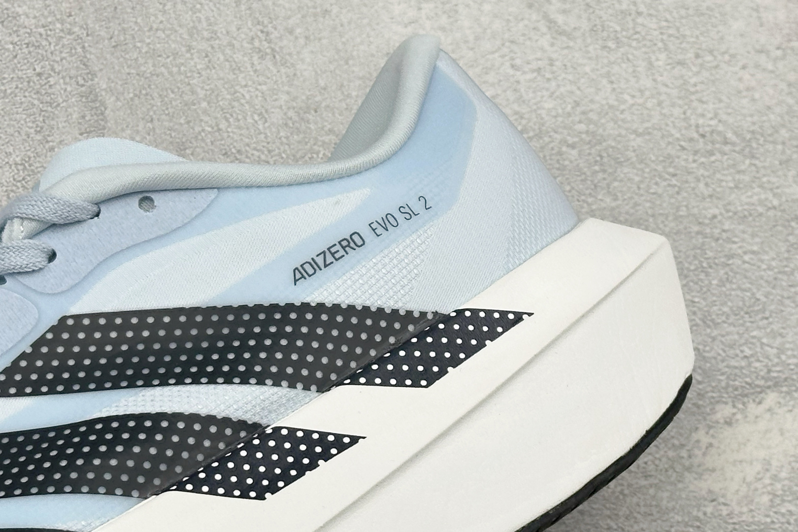 TY版AD ADIZERO EVO SL 2 阿迪超轻透气缓震跑鞋 以令人难以置信的138克重量，刷新了跑鞋轻量化的记录
