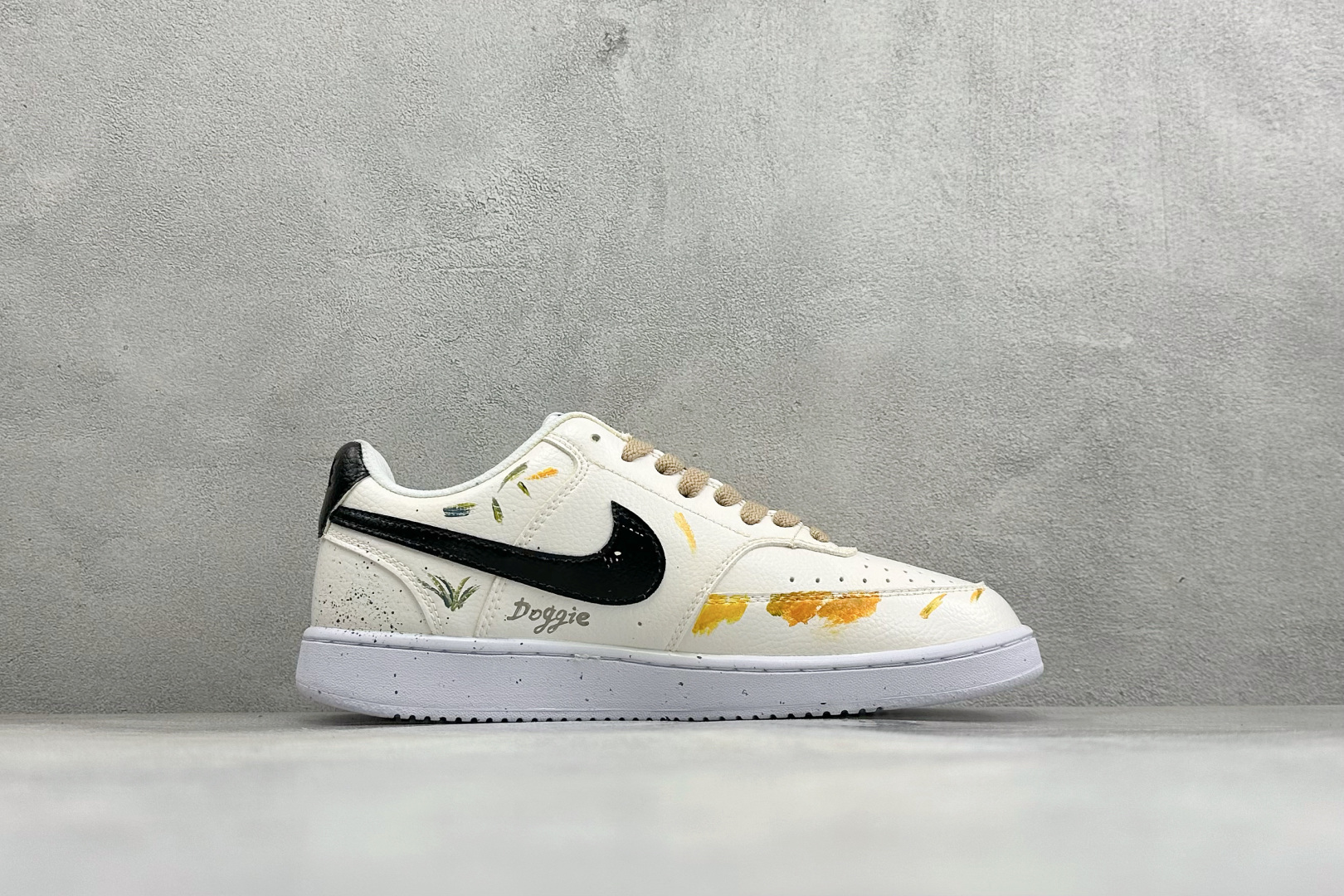 NIKE COURT VISION LO ‘DIY’定制 低帮百搭 透气休闲运动板鞋 兼顾舒适脚感和出众风范 演绎匠心之 NIKE COURT VISION LO ‘DIY’定制 低帮百搭 透气休闲运动板鞋 兼顾舒适脚感和出众风范 演绎匠心之