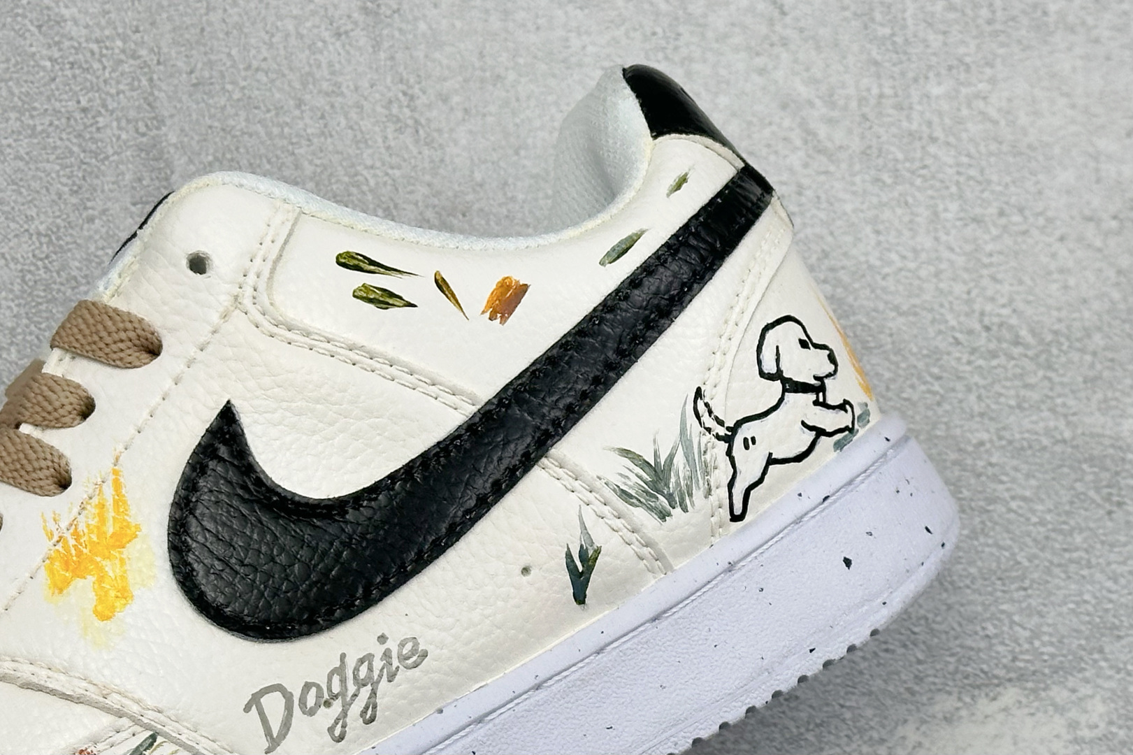 NIKE COURT VISION LO ‘DIY’定制 低帮百搭 透气休闲运动板鞋 兼顾舒适脚感和出众风范 演绎匠心之 NIKE COURT VISION LO ‘DIY’定制 低帮百搭 透气休闲运动板鞋 兼顾舒适脚感和出众风范 演绎匠心之