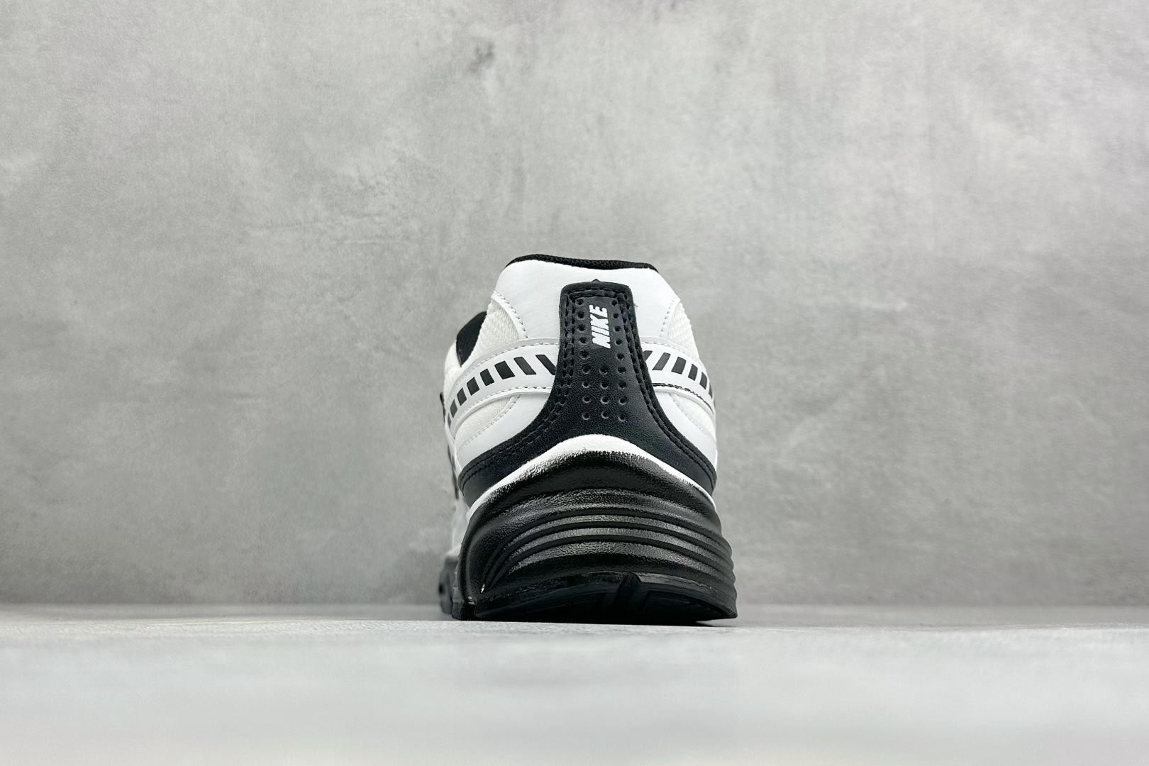 NIKE INITIATOR创始者系列复古休闲运动舒适跑鞋 采用透气网眼鞋面和支撑覆盖层，自然运动设计的Phlyon中底