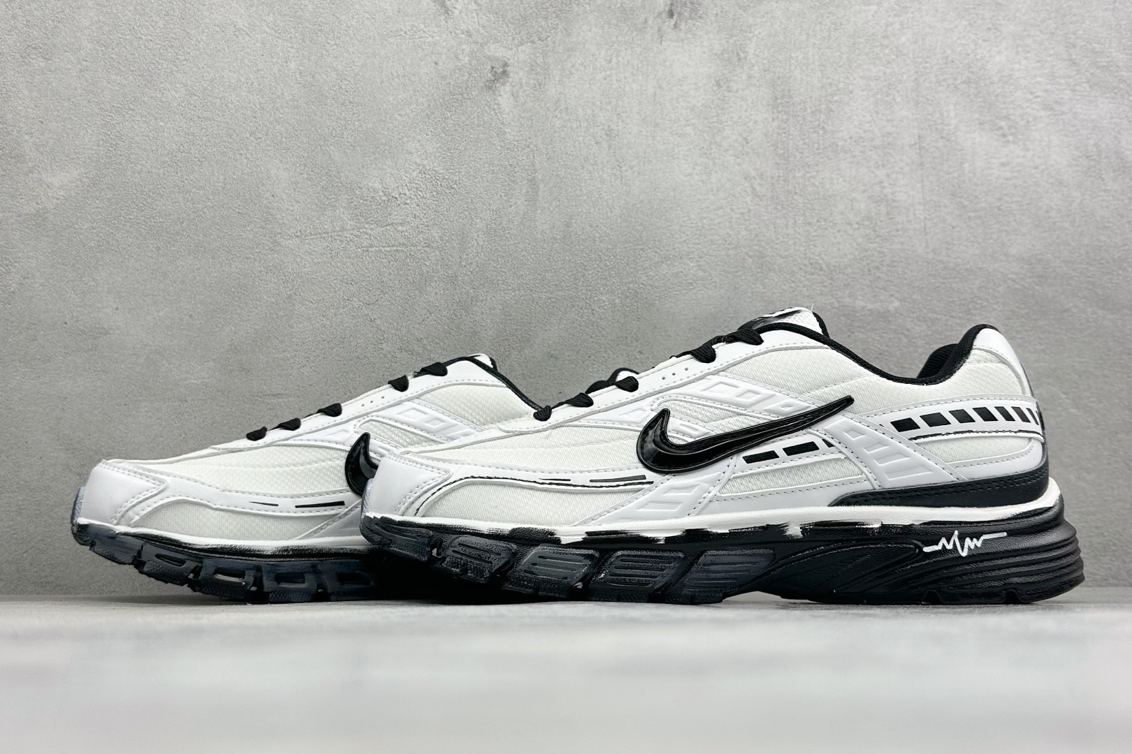NIKE INITIATOR创始者系列复古休闲运动舒适跑鞋 采用透气网眼鞋面和支撑覆盖层，自然运动设计的Phlyon中底