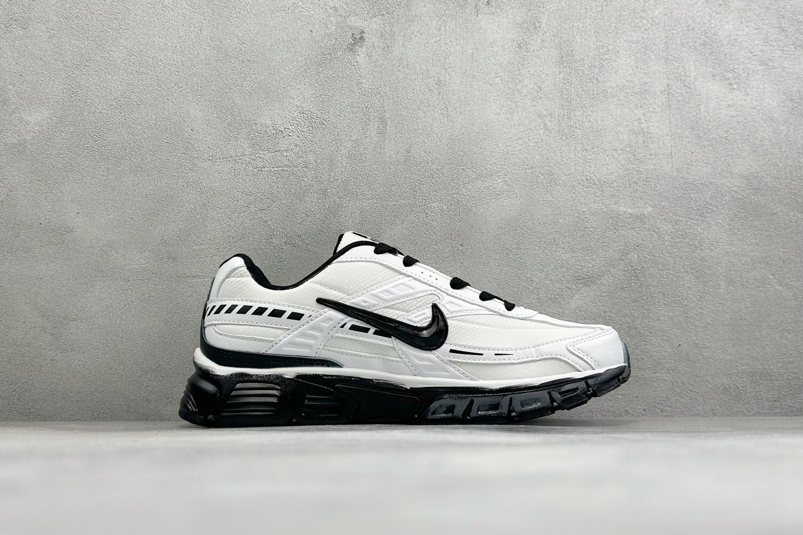 NIKE INITIATOR创始者系列复古休闲运动舒适跑鞋 采用透气网眼鞋面和支撑覆盖层，自然运动设计的Phlyon中底