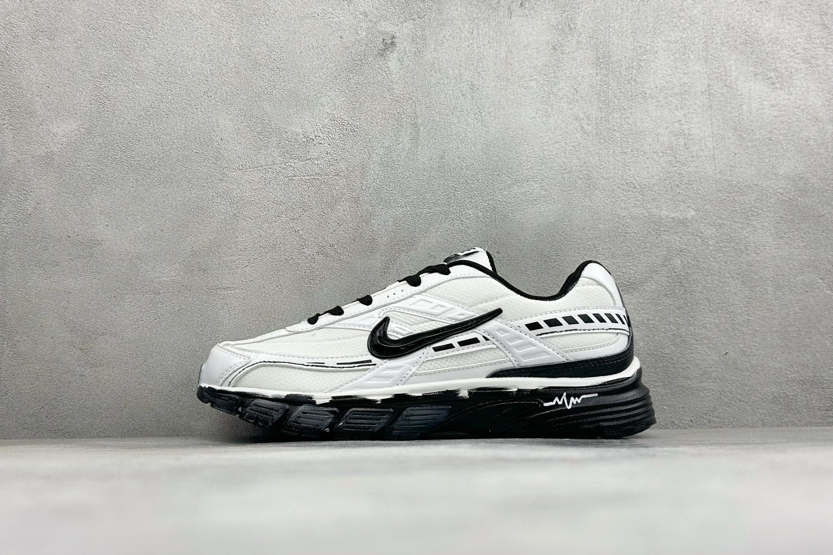 NIKE INITIATOR创始者系列复古休闲运动舒适跑鞋 采用透气网眼鞋面和支撑覆盖层，自然运动设计的Phlyon中底