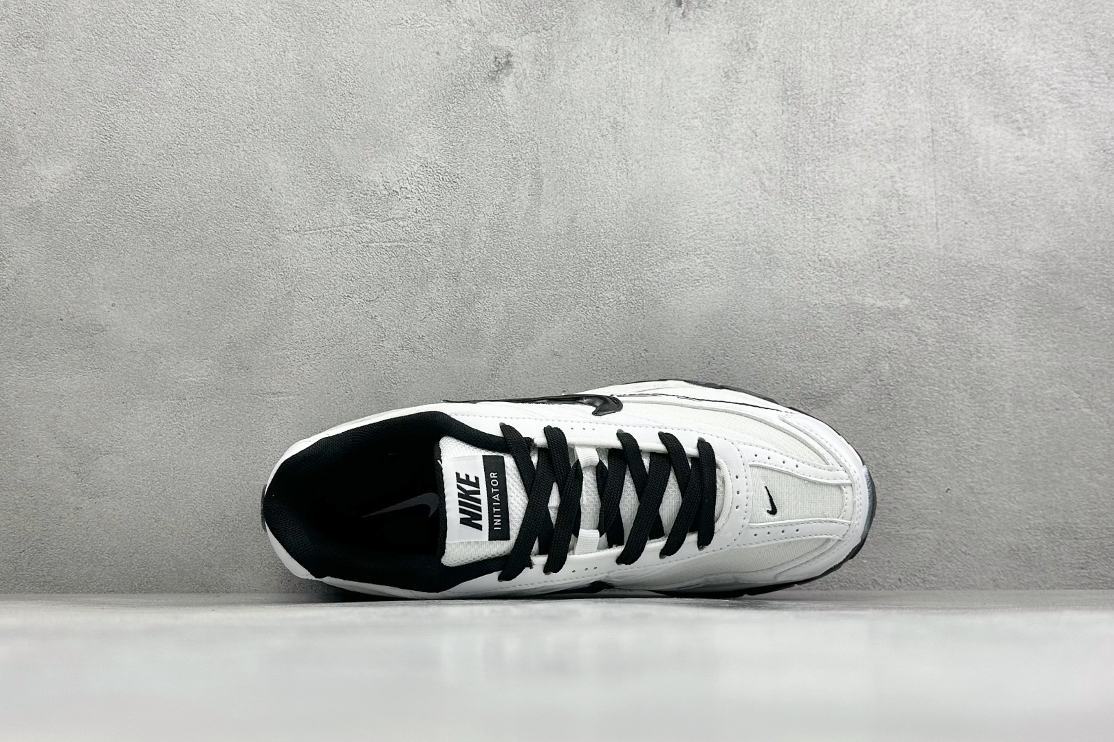 NIKE INITIATOR创始者系列复古休闲运动舒适跑鞋 采用透气网眼鞋面和支撑覆盖层，自然运动设计的Phlyon中底