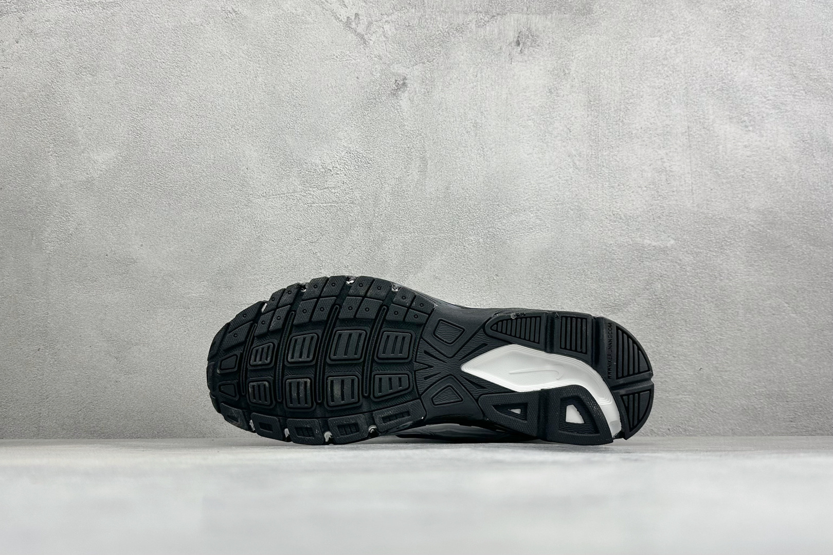 NIKE INITIATOR创始者系列复古休闲运动舒适跑鞋 采用透气网眼鞋面和支撑覆盖层，自然运动设计的Phlyon中底