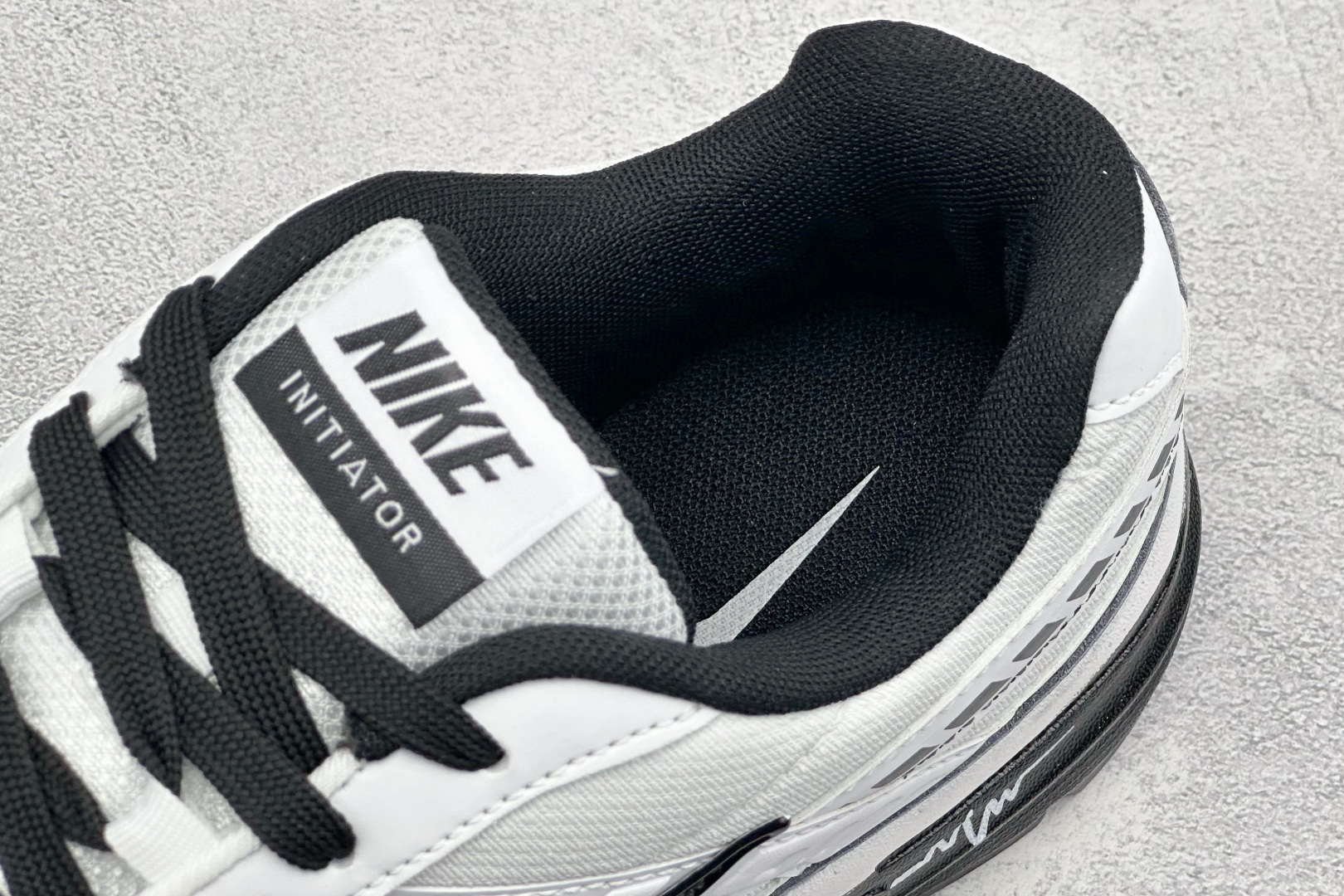 NIKE INITIATOR创始者系列复古休闲运动舒适跑鞋 采用透气网眼鞋面和支撑覆盖层，自然运动设计的Phlyon中底