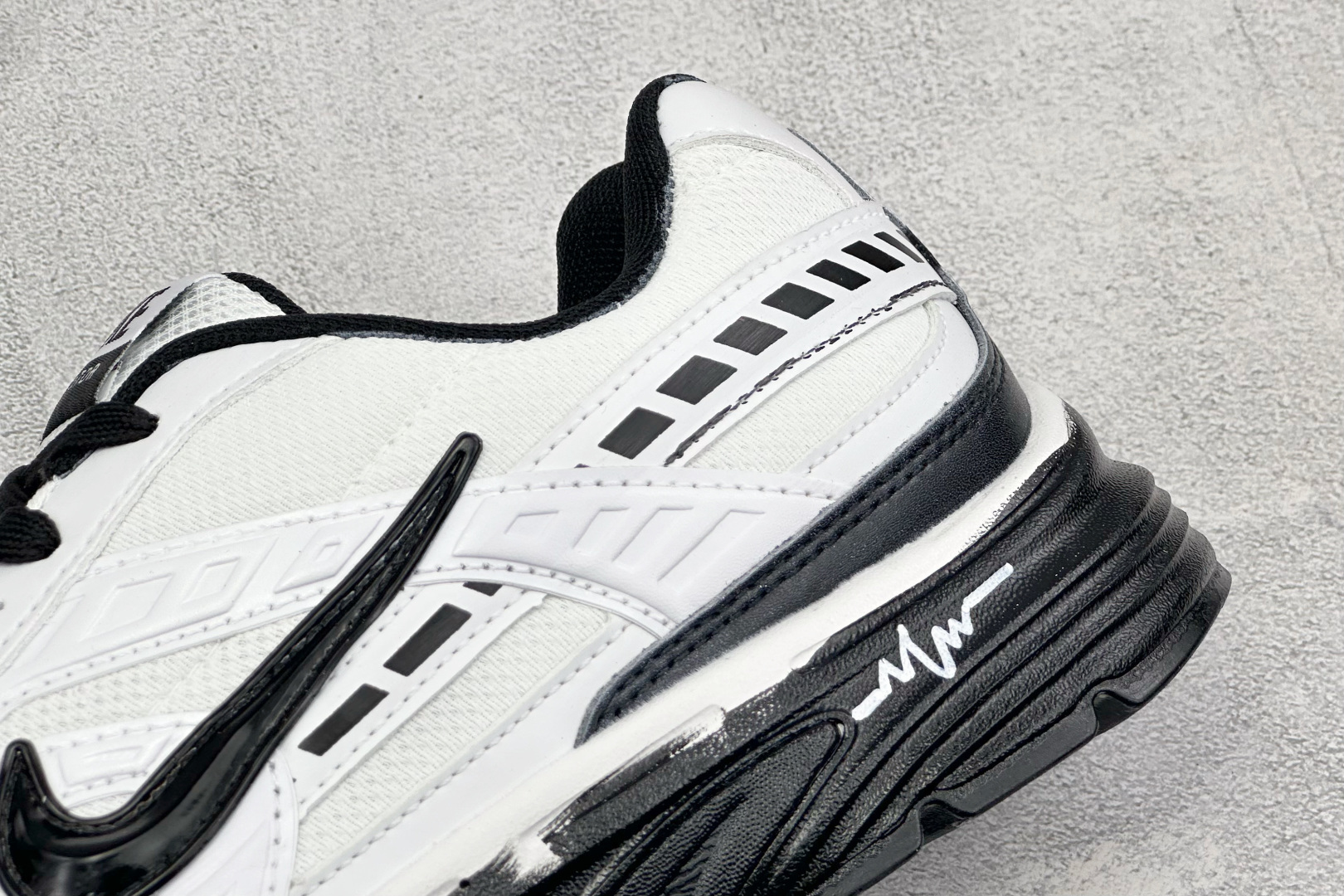 NIKE INITIATOR创始者系列复古休闲运动舒适跑鞋 采用透气网眼鞋面和支撑覆盖层，自然运动设计的Phlyon中底
