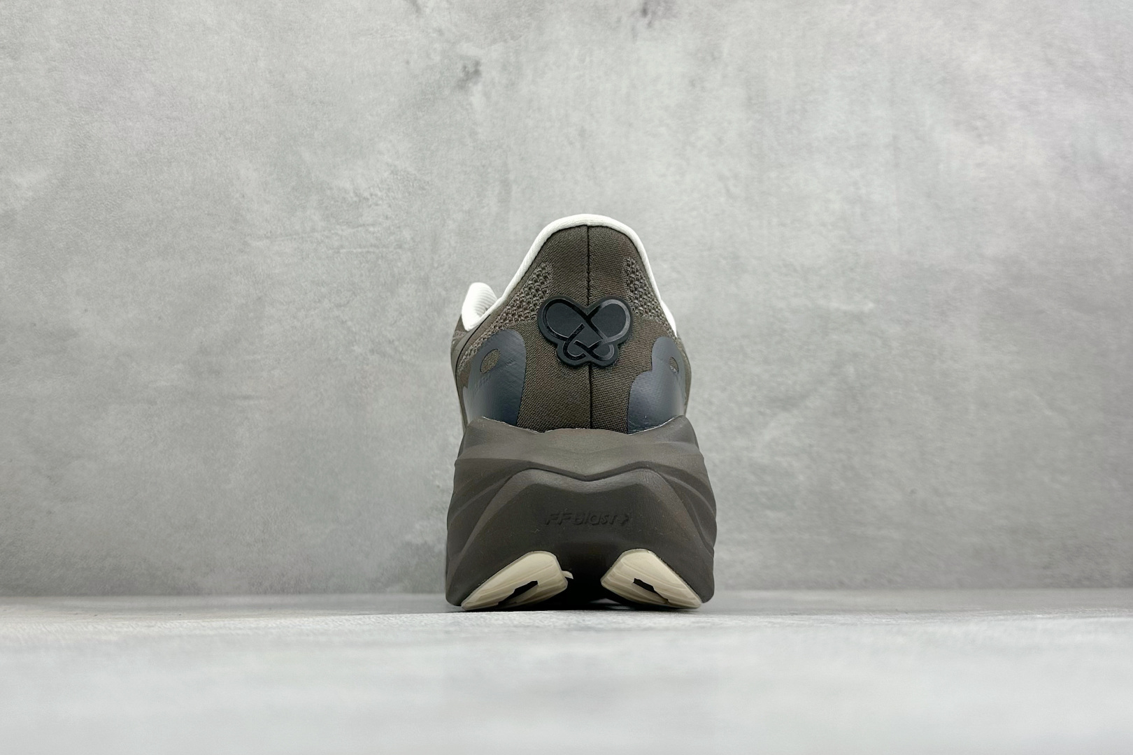 Asics Superblast 3 亚瑟士舒适透气运动跑鞋 货号：1013A188-003 尺码：36 36.5 37