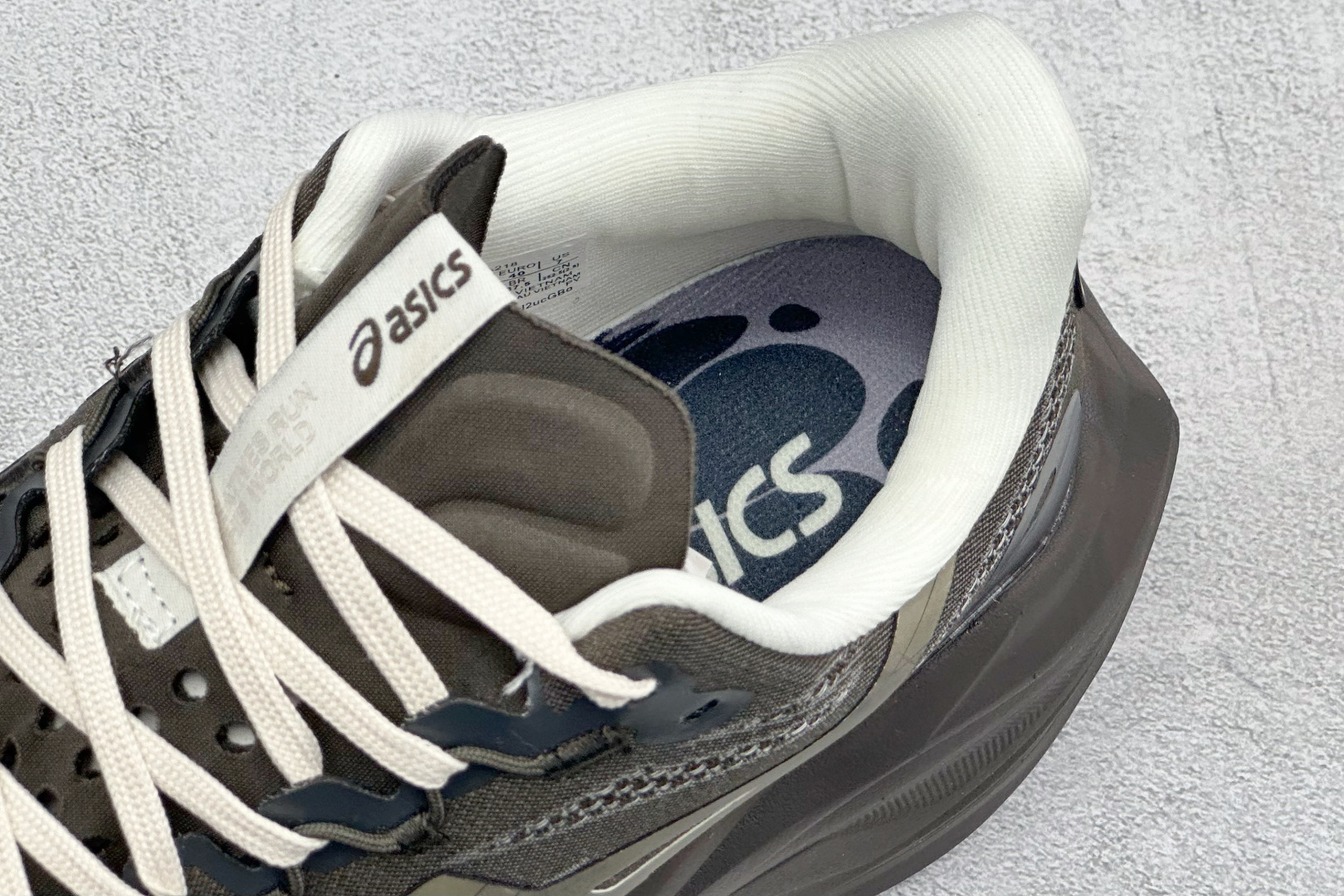 Asics Superblast 3 亚瑟士舒适透气运动跑鞋 货号：1013A188-003 尺码：36 36.5 37
