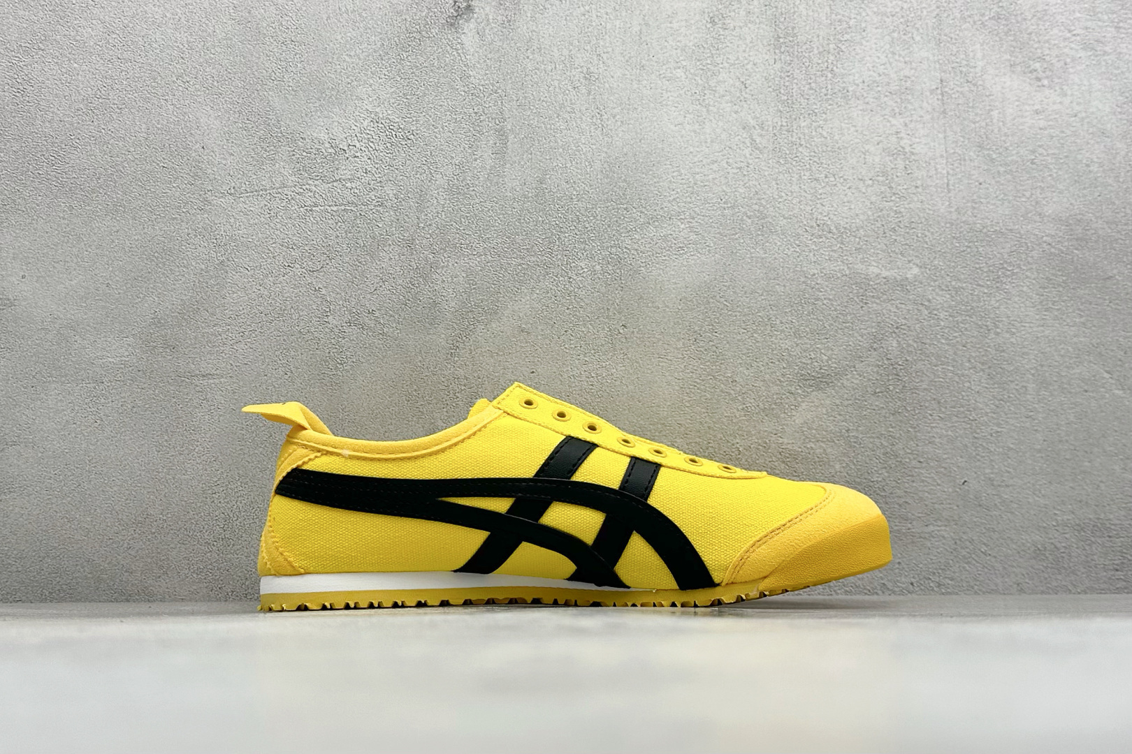 OnitsukaTiger/鬼塚虎 Mexico 66 低帮休闲板鞋 货号：1183A746-750 尺码：36 37 
