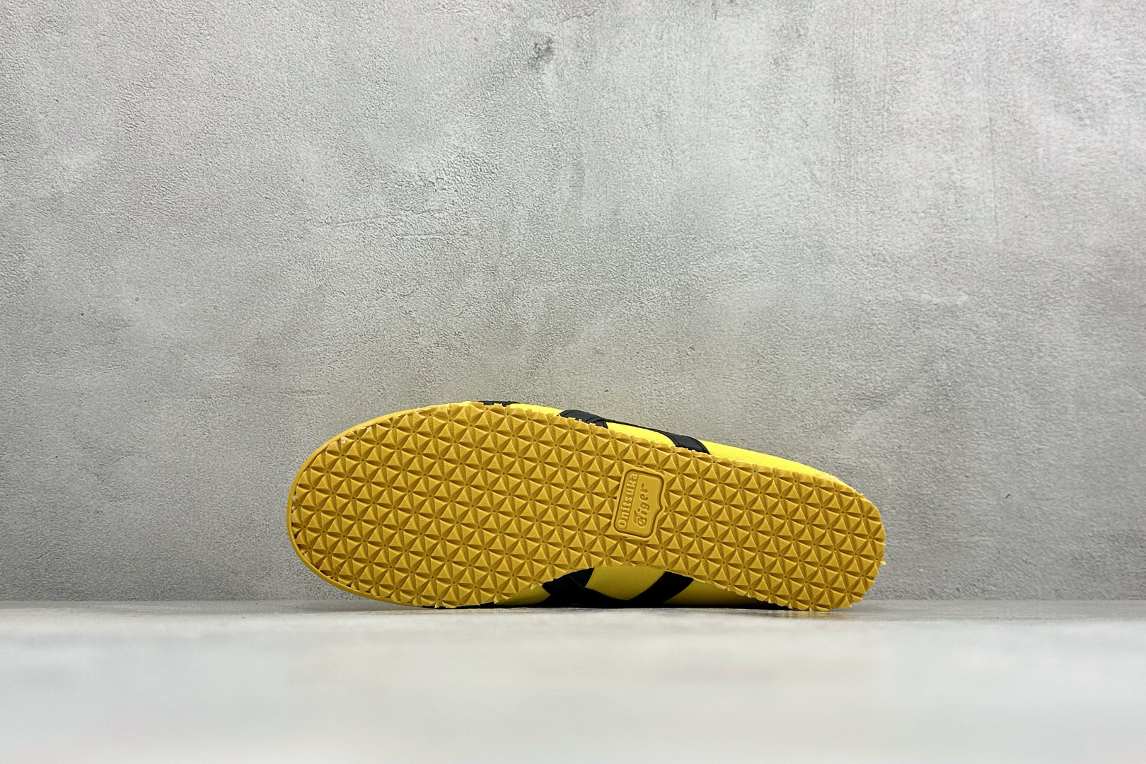 OnitsukaTiger/鬼塚虎 Mexico 66 低帮休闲板鞋 货号：1183A746-750 尺码：36 37 
