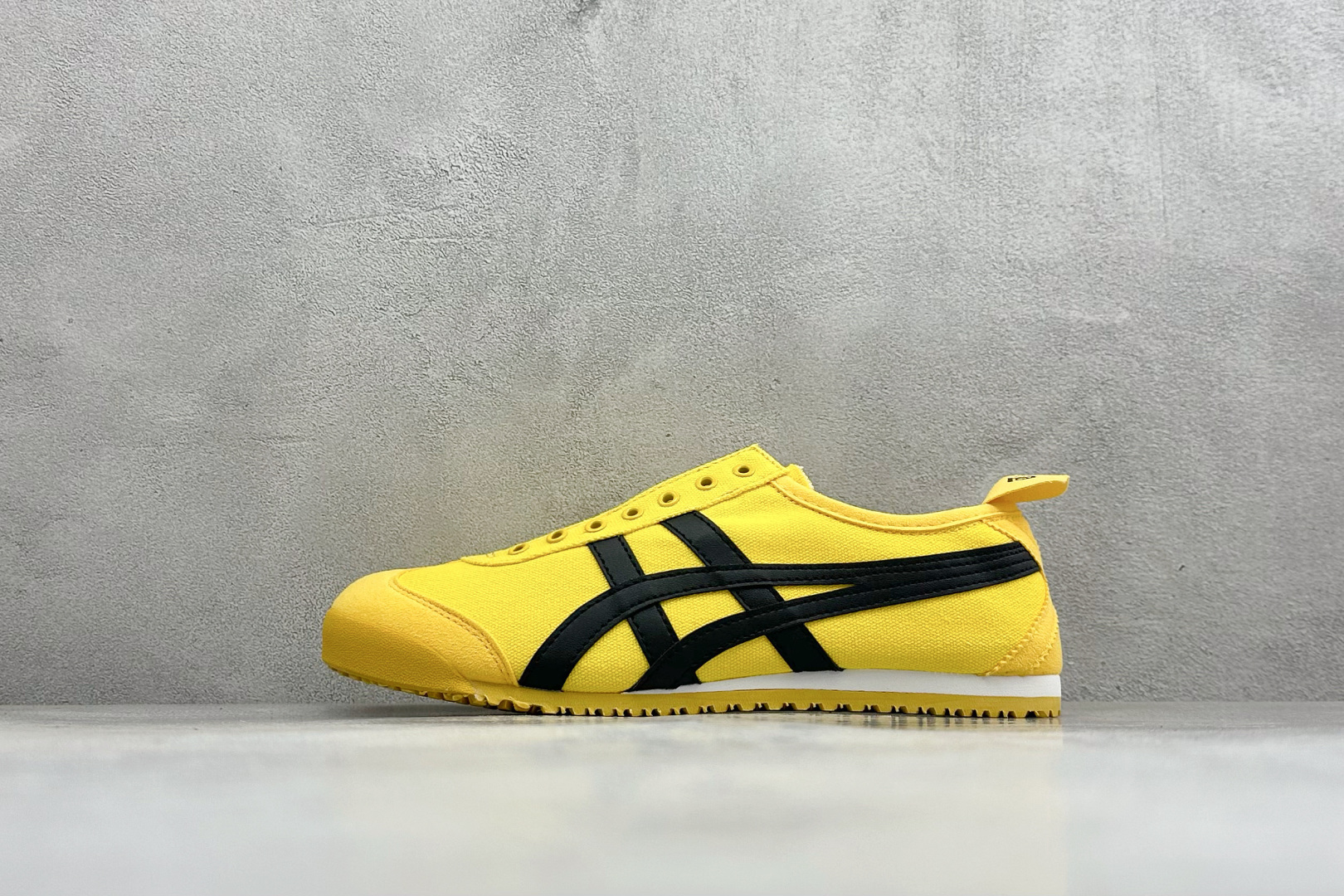 OnitsukaTiger/鬼塚虎 Mexico 66 低帮休闲板鞋 货号：1183A746-750 尺码：36 37 
