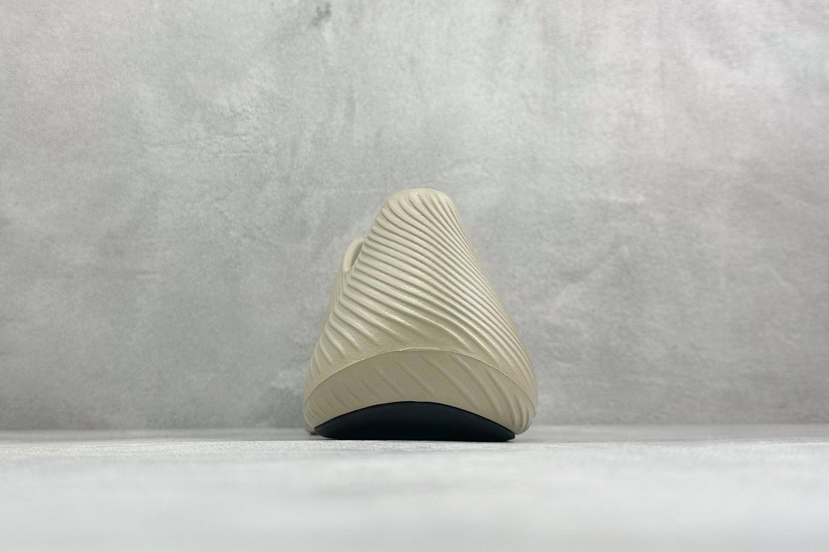AD Purechill 轻量休闲一脚蹬休闲鞋 采用一体成型EVA发泡材质，无拼接无缝贴合脚型，上脚软弹云朵脚感；搭载C