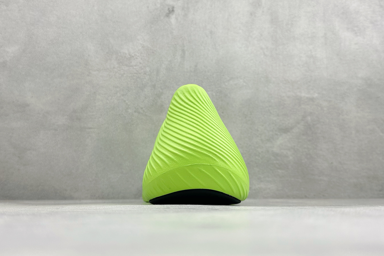 AD Purechill 轻量休闲一脚蹬休闲鞋 采用一体成型EVA发泡材质，无拼接无缝贴合脚型，上脚软弹云朵脚感；搭载C