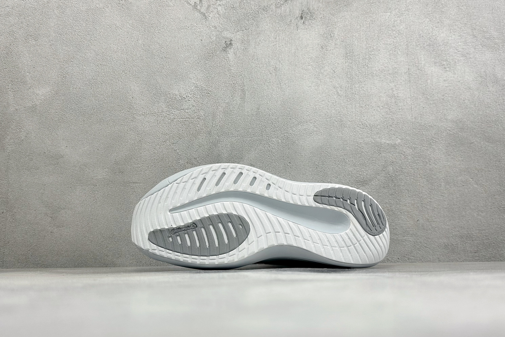 ADIDAS SUPERNOVA RISE 4M 防滑耐磨舒适跑步鞋 采用Dreamstrike+中底，力求为触地添舒适