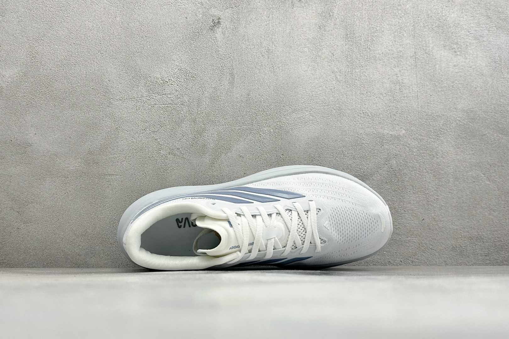 ADIDAS SUPERNOVA RISE 4M 防滑耐磨舒适跑步鞋 采用Dreamstrike+中底，力求为触地添舒适