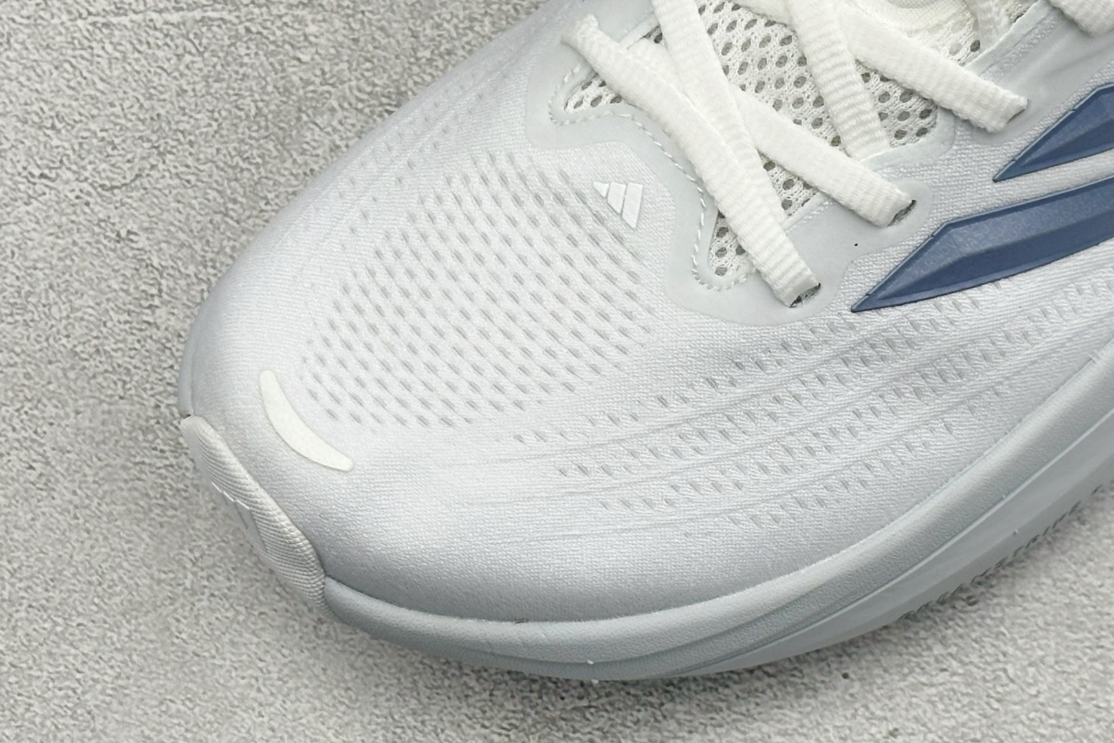 ADIDAS SUPERNOVA RISE 4M 防滑耐磨舒适跑步鞋 采用Dreamstrike+中底，力求为触地添舒适
