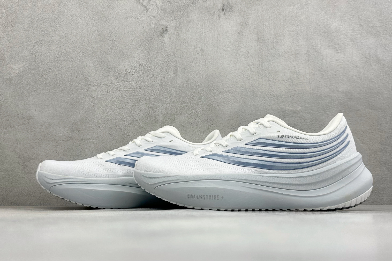 ADIDAS SUPERNOVA RISE 4M 防滑耐磨舒适跑步鞋 采用Dreamstrike+中底，力求为触地添舒适
