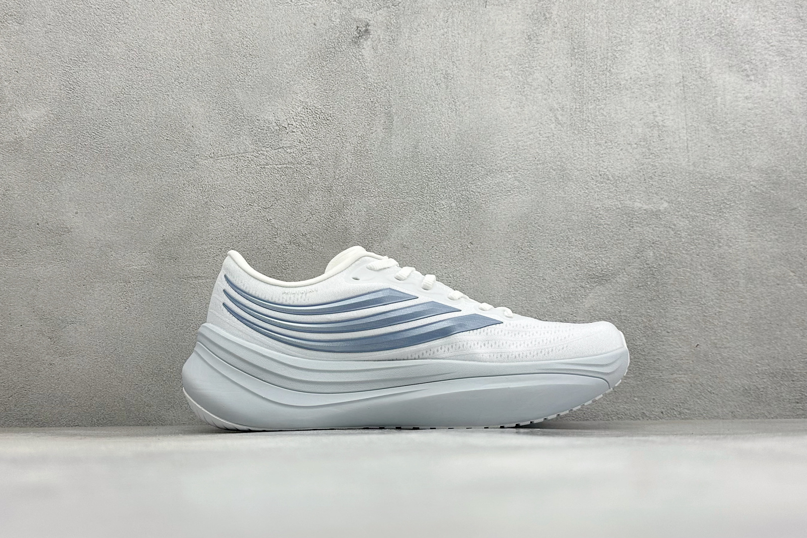 ADIDAS SUPERNOVA RISE 4M 防滑耐磨舒适跑步鞋 采用Dreamstrike+中底，力求为触地添舒适