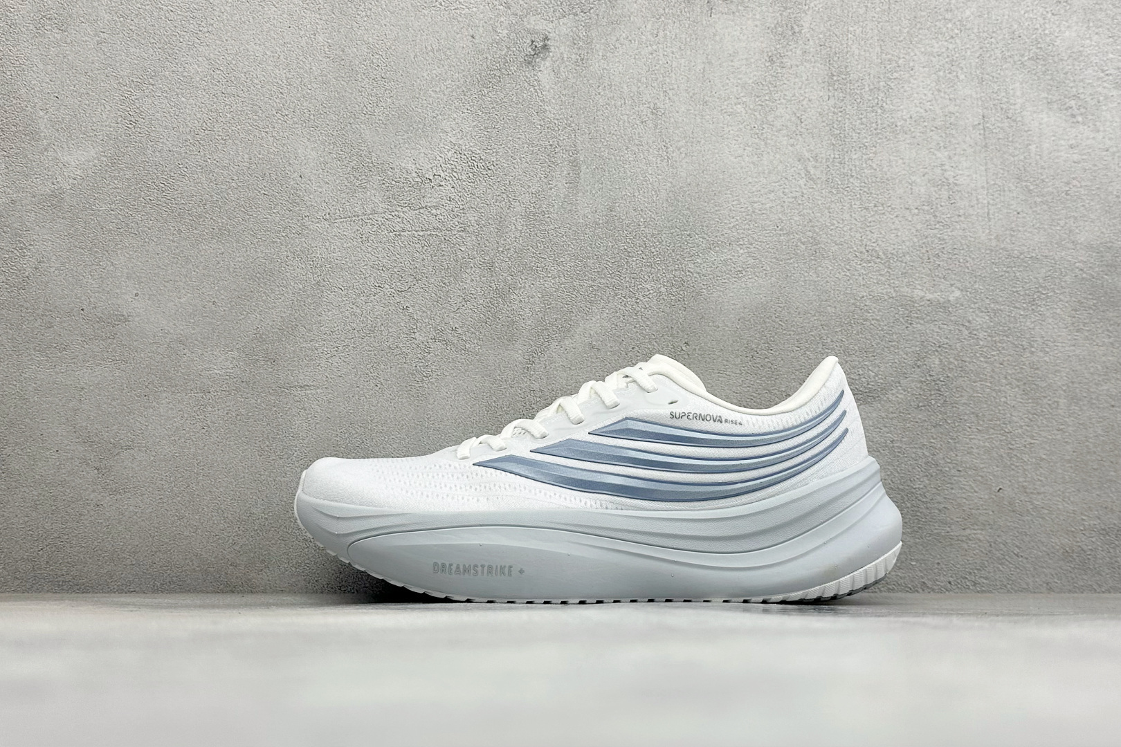 ADIDAS SUPERNOVA RISE 4M 防滑耐磨舒适跑步鞋 采用Dreamstrike+中底，力求为触地添舒适
