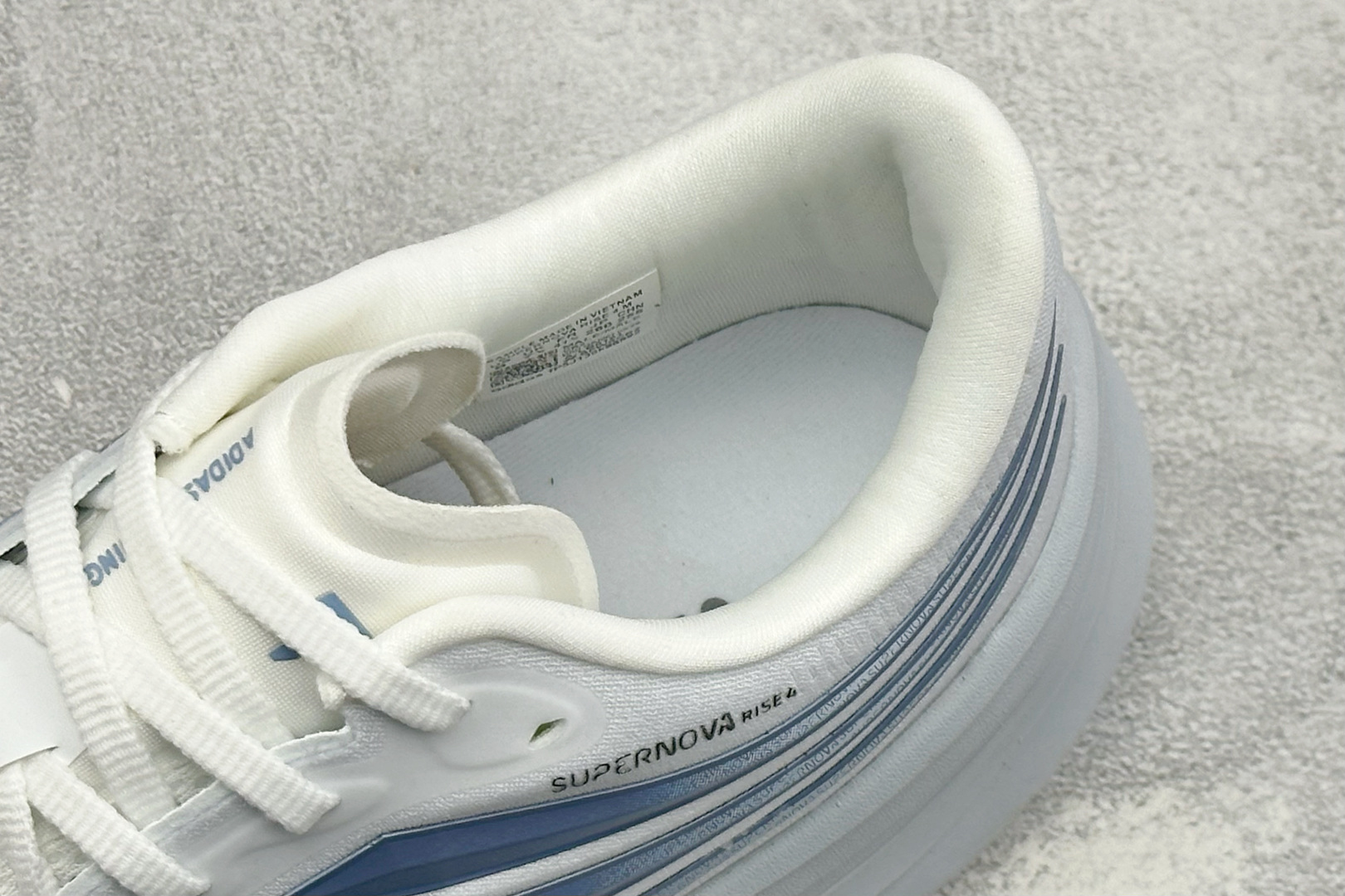 ADIDAS SUPERNOVA RISE 4M 防滑耐磨舒适跑步鞋 采用Dreamstrike+中底，力求为触地添舒适