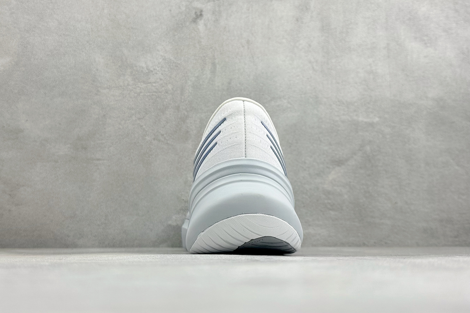 ADIDAS SUPERNOVA RISE 4M 防滑耐磨舒适跑步鞋 采用Dreamstrike+中底，力求为触地添舒适