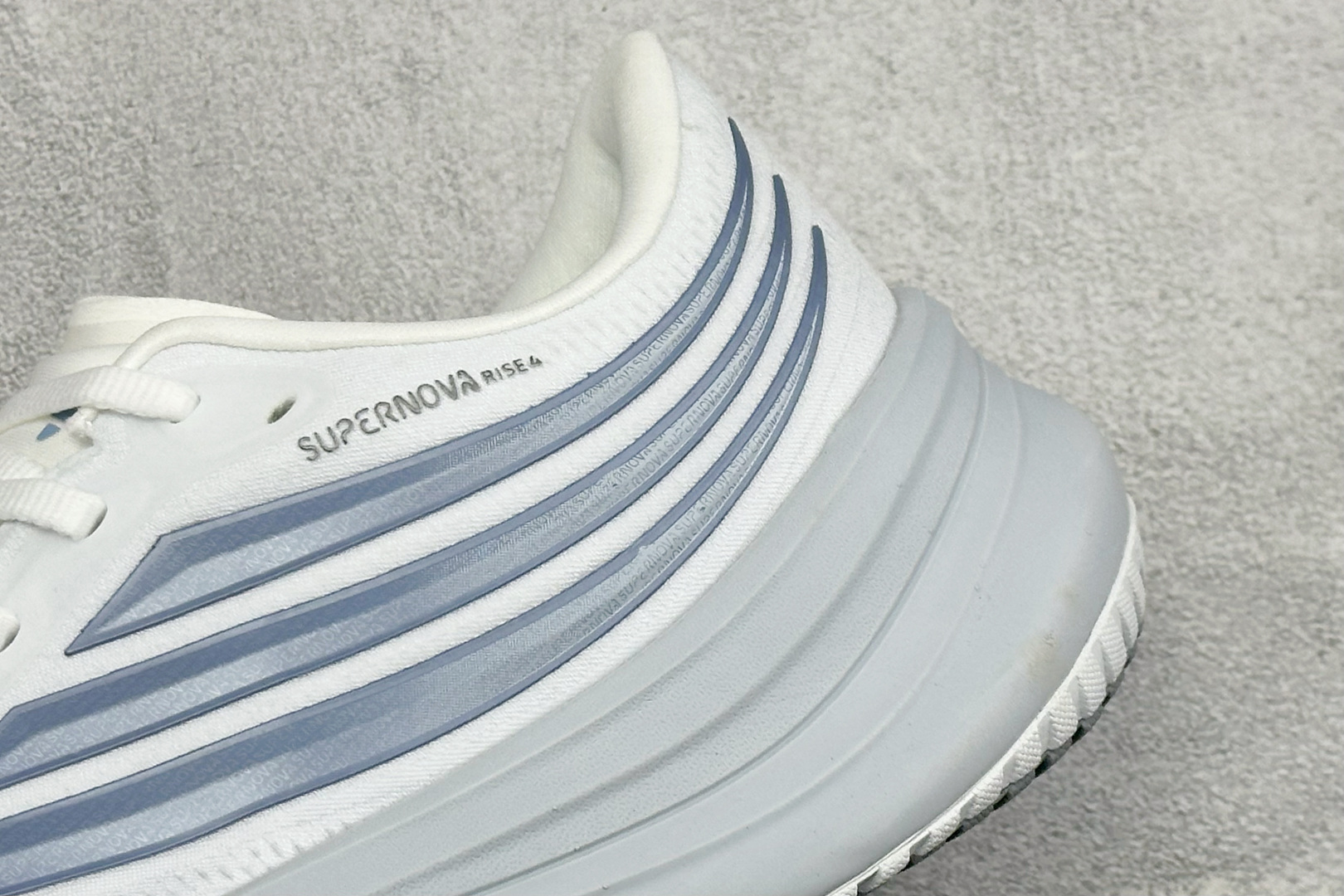 ADIDAS SUPERNOVA RISE 4M 防滑耐磨舒适跑步鞋 采用Dreamstrike+中底，力求为触地添舒适