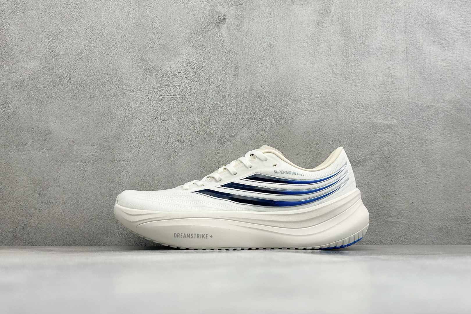 ADIDAS SUPERNOVA RISE 4M 防滑耐磨舒适跑步鞋 采用Dreamstrike+中底,力求为触地添舒适 ADIDAS SUPERNOVA RISE 4M 防滑耐磨舒适跑步鞋 采用Dreamstrike+中底,力求为触地添舒适