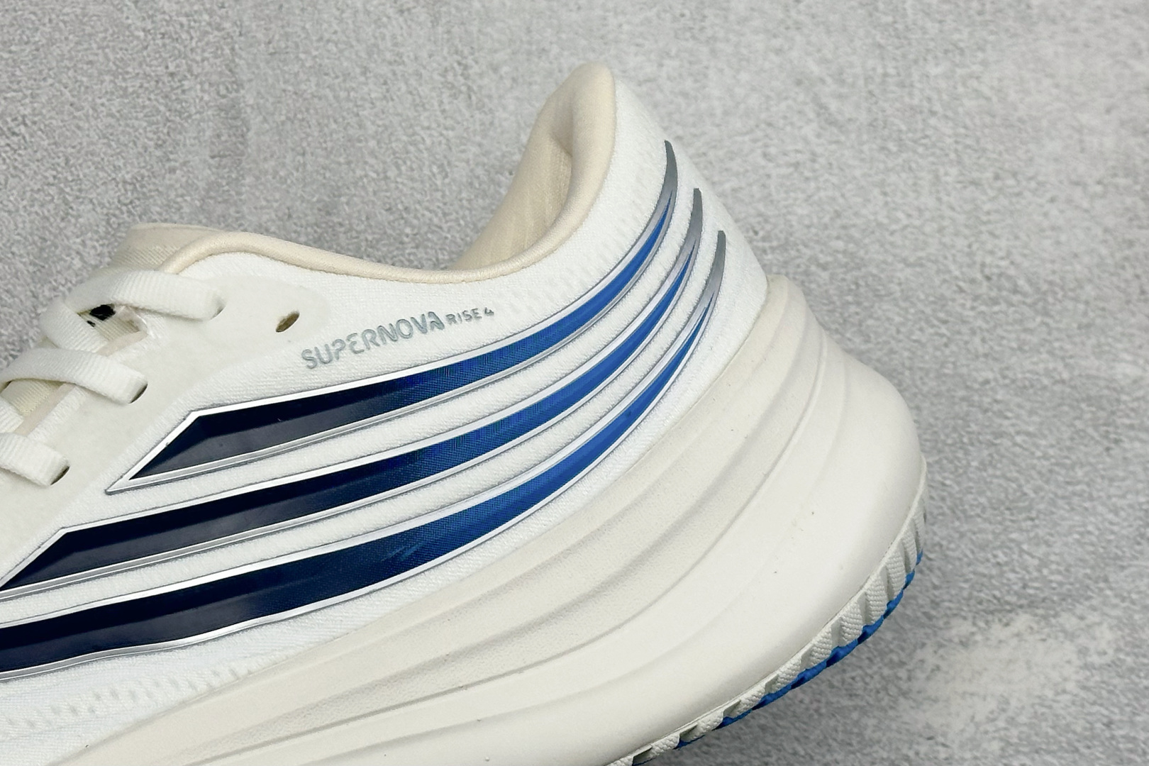 ADIDAS SUPERNOVA RISE 4M 防滑耐磨舒适跑步鞋 采用Dreamstrike+中底,力求为触地添舒适 ADIDAS SUPERNOVA RISE 4M 防滑耐磨舒适跑步鞋 采用Dreamstrike+中底,力求为触地添舒适