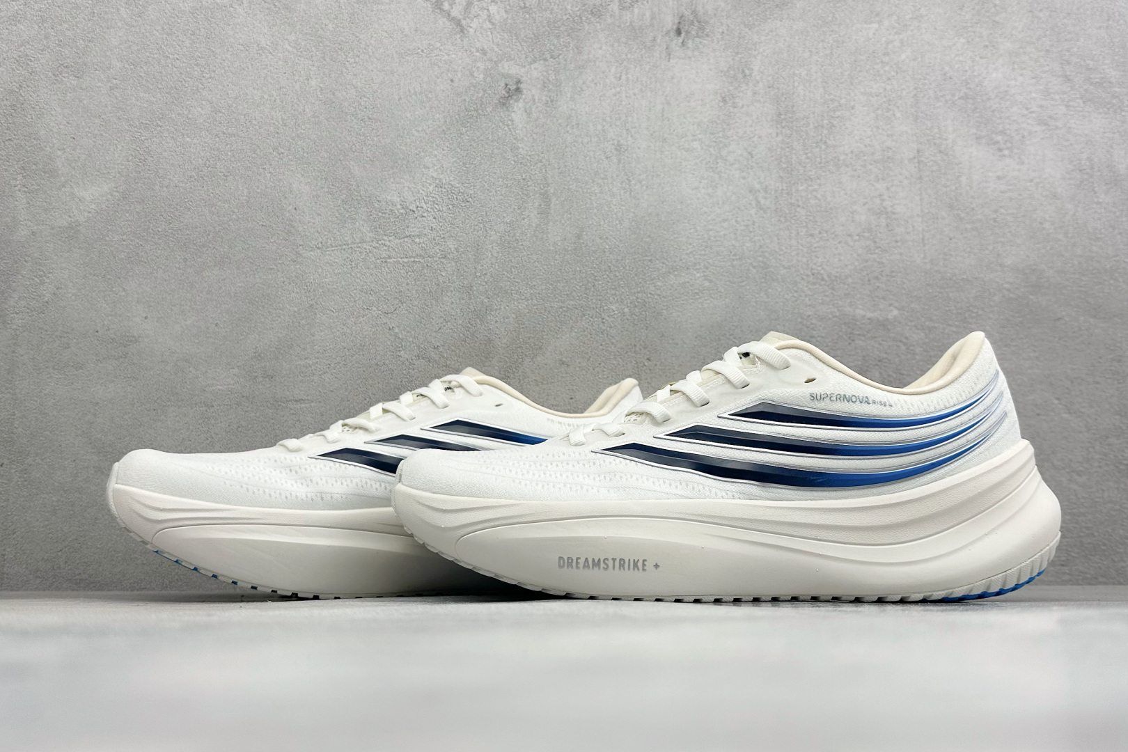 ADIDAS SUPERNOVA RISE 4M 防滑耐磨舒适跑步鞋 采用Dreamstrike+中底,力求为触地添舒适 ADIDAS SUPERNOVA RISE 4M 防滑耐磨舒适跑步鞋 采用Dreamstrike+中底,力求为触地添舒适
