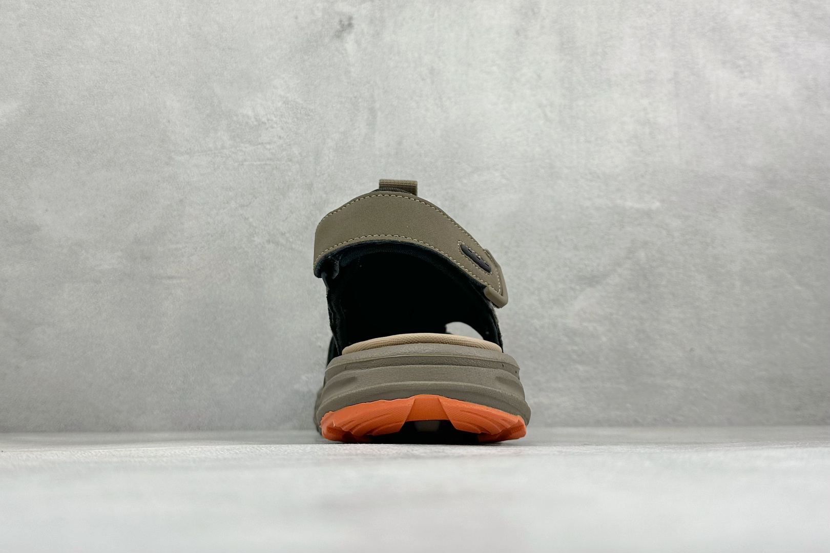 W1版Ecco/爱步 运动系列牛皮舒适运动沙滩凉鞋 便捷魔术贴设计,可自由调节松紧 方便穿脱 鞋面采用爱步家族工艺牛皮 W1版Ecco/爱步 运动系列牛皮舒适运动沙滩凉鞋 便捷魔术贴设计,可自由调节松紧 方便穿脱 鞋面采用爱步家族工艺牛皮