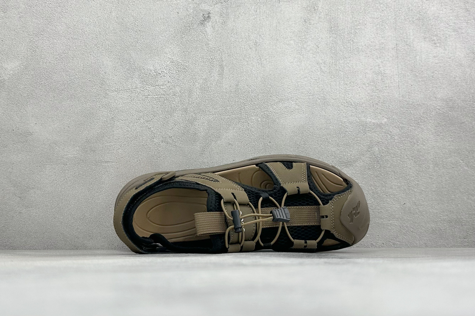 W1版Ecco/爱步 运动系列牛皮舒适运动沙滩凉鞋 便捷魔术贴设计,可自由调节松紧 方便穿脱 鞋面采用爱步家族工艺牛皮 W1版Ecco/爱步 运动系列牛皮舒适运动沙滩凉鞋 便捷魔术贴设计,可自由调节松紧 方便穿脱 鞋面采用爱步家族工艺牛皮