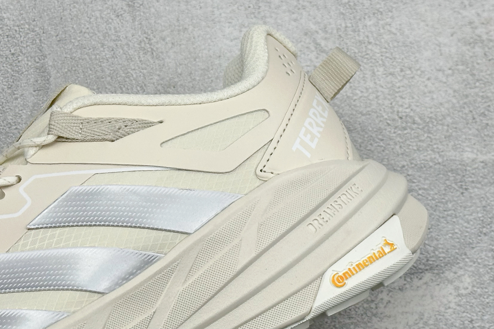 YD版Adidas TERREX FREEHIKER LT 防滑耐磨运动跑鞋 鞋底会比大齿花的越野底更防滑 搭配GORE YD版Adidas TERREX FREEHIKER LT 防滑耐磨运动跑鞋 鞋底会比大齿花的越野底更防滑 搭配GORE