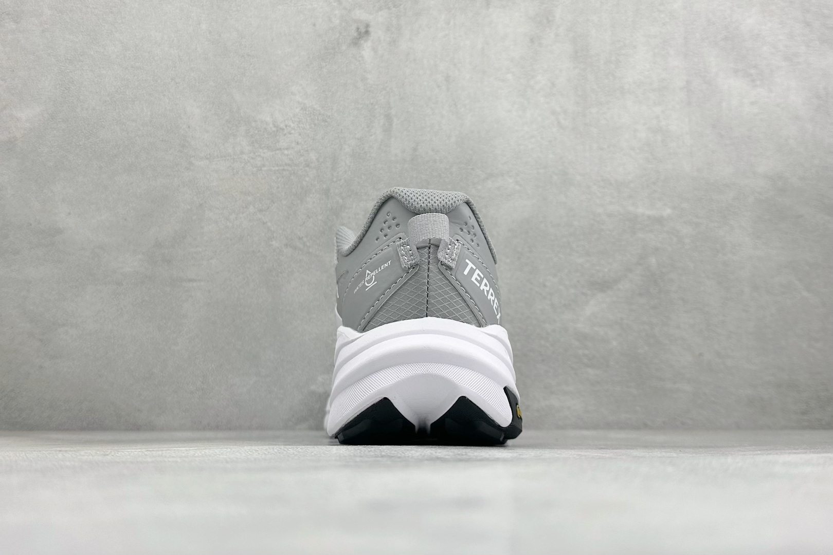 YD版Adidas TERREX FREEHIKER LT 防滑耐磨运动跑鞋 鞋底会比大齿花的越野底更防滑 搭配GORE YD版Adidas TERREX FREEHIKER LT 防滑耐磨运动跑鞋 鞋底会比大齿花的越野底更防滑 搭配GORE